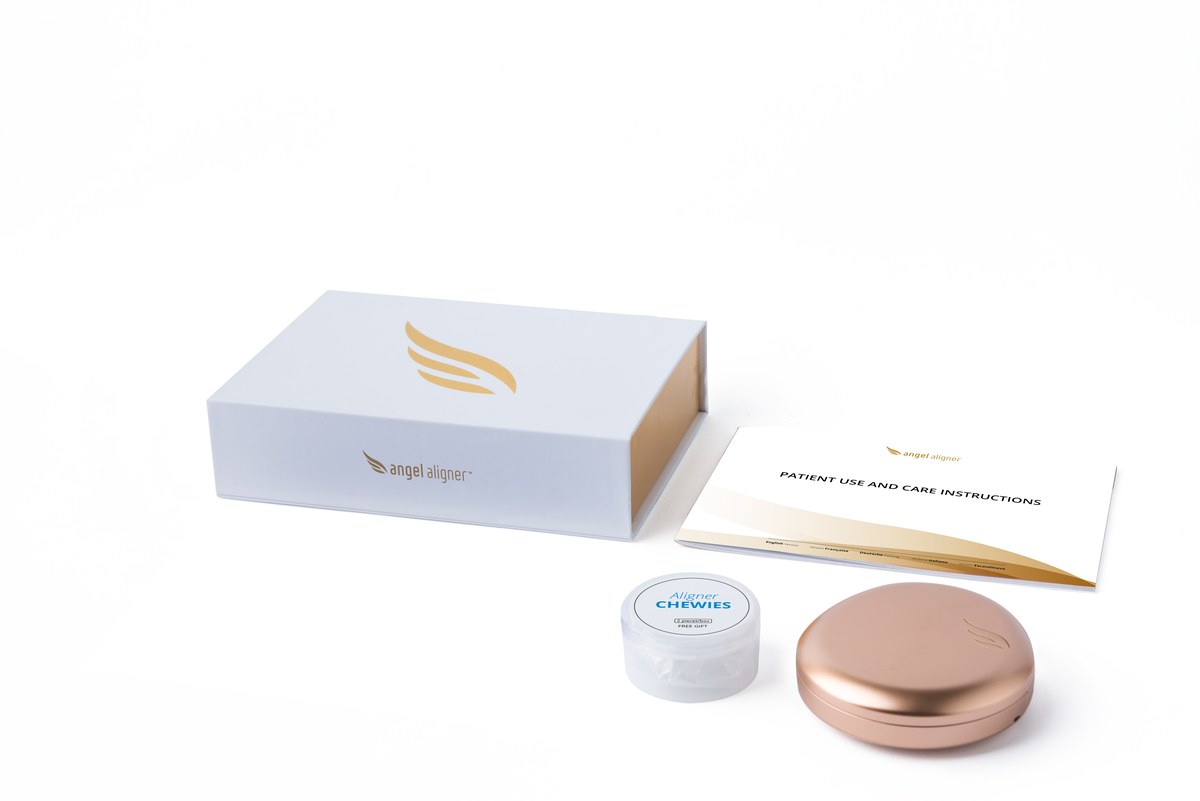 Комплект Angel Aligner: коробка, инструкция для пациента, чьюисы и футляр
